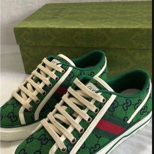 Unisex’s green shoes , size 9 1/2 ( new) never used